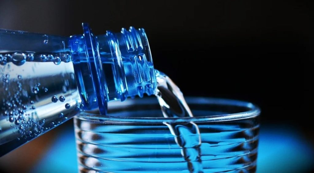 Avantages de stocker de l’eau dans des bouteilles en verre