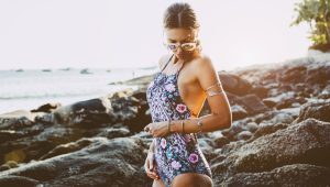 fille en monokini