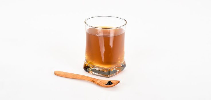shilajit dilué dans de l'eau
