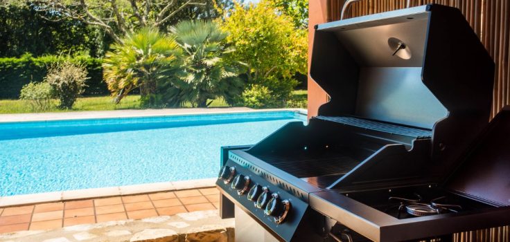 plancha au bord de la piscine
